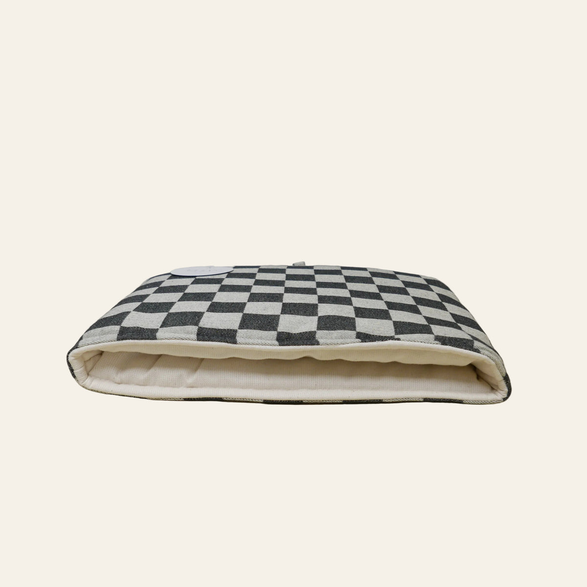 Elias theemuts met zwart-grijs blokmotief – 30 × 36 cm