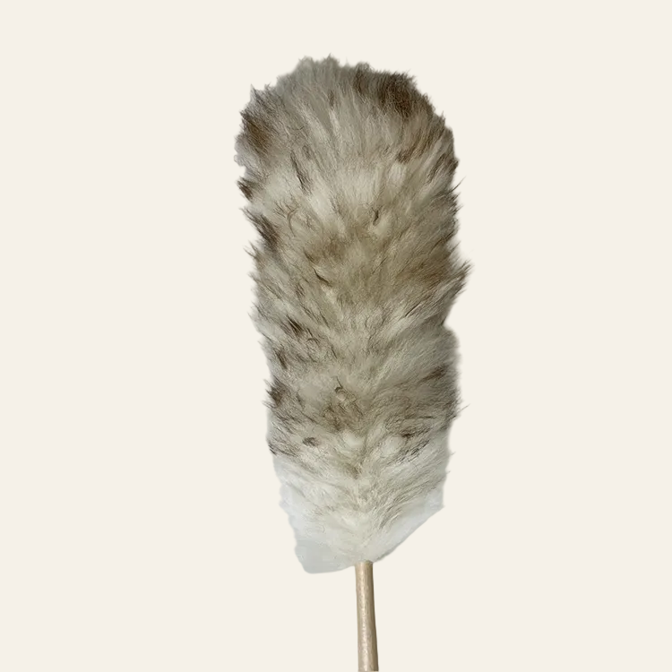 Dikke lamswollen plumeau met houten handvat - 60 cm