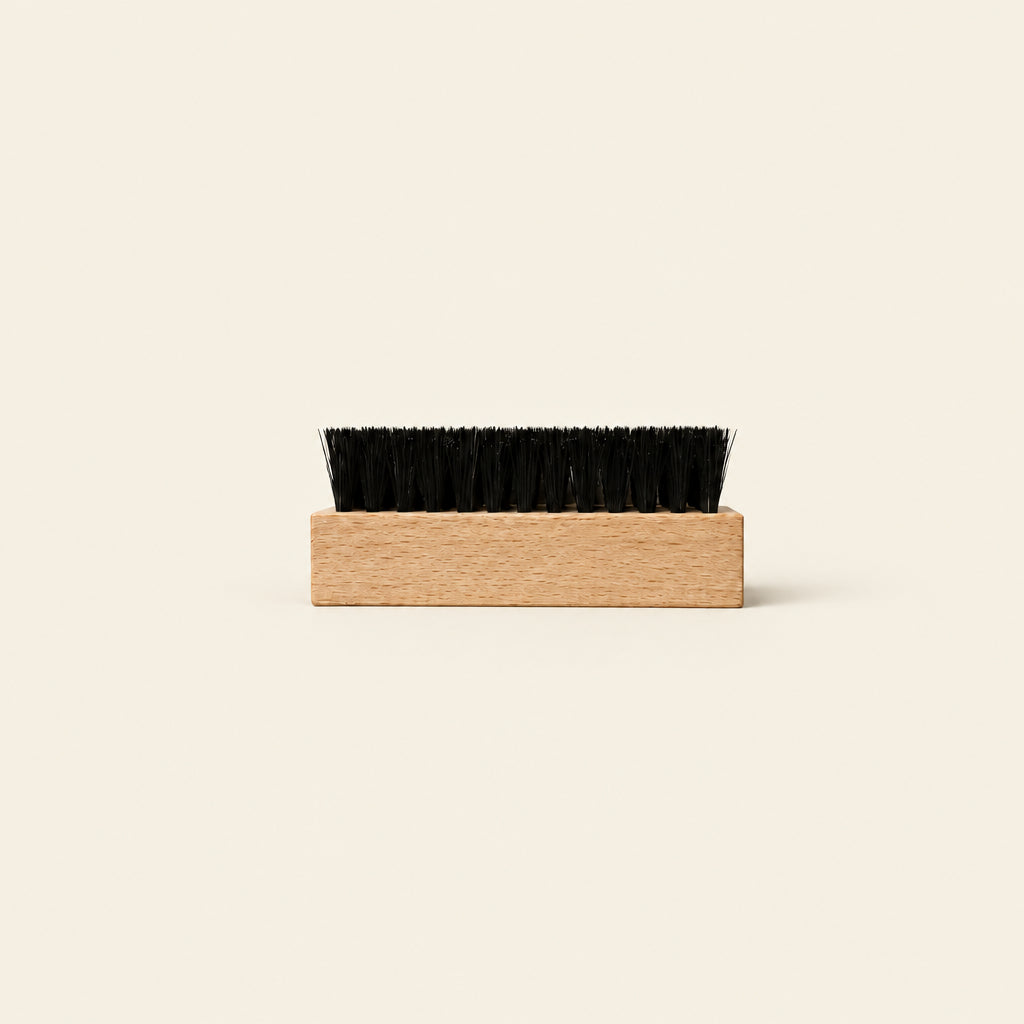 Sneakerborstel met donkere haren