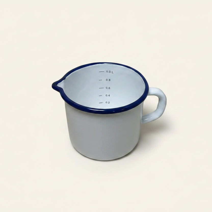Emaille maatbeker - wit met blauwe rand (1 liter)