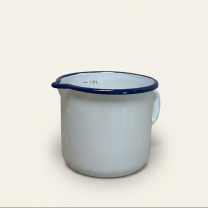 Emaille maatbeker - wit met blauwe rand (1 liter)