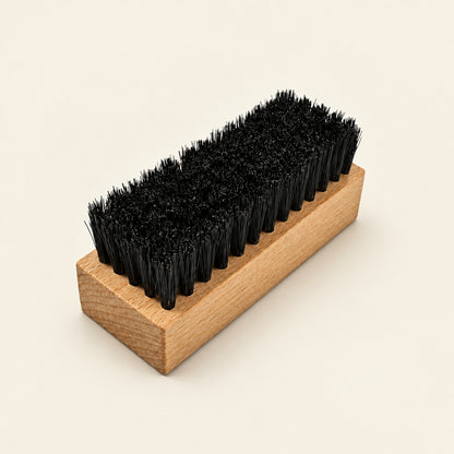 Sneakerborstel met donkere haren